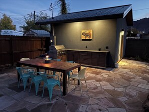 Outdoor dining - Modern Retreat in Heart of Downtown Moab (Moab)