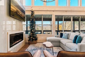 TV, fireplace, video games - City/Mtn Views Pool Gameroom Ensuites sleeps 19 (Gatlinburg)