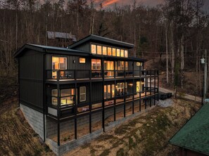 Exterior - City/Mtn Views Pool Gameroom Ensuites sleeps 19 (Gatlinburg)