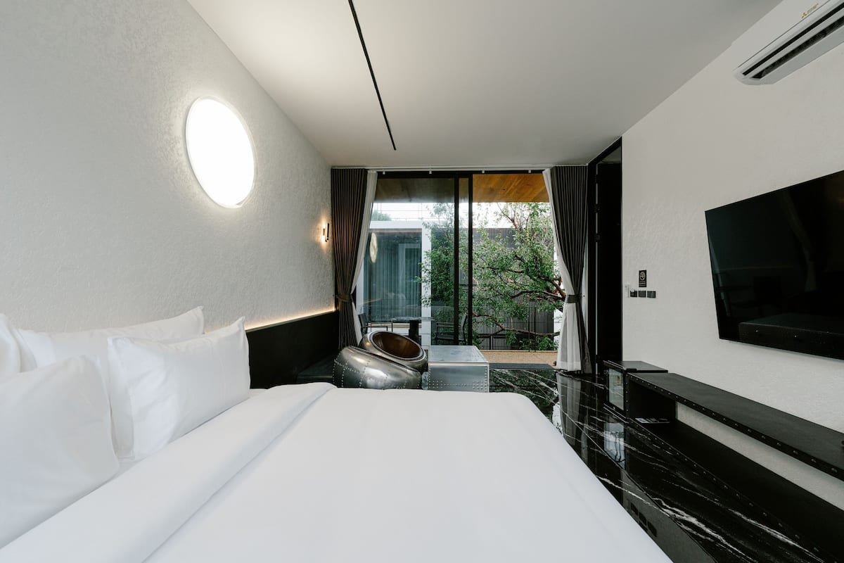 Egyptian cotton sheets, premium bedding, free WiFi