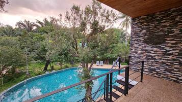 Hồ bơi ngoài trời