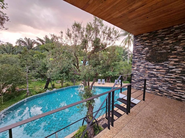 สระว่ายน้ำกลางแจ้ง