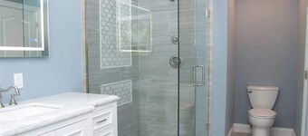 Luxurious  4-bedroom house with an outdoor pool 25 mins from the Hamptons