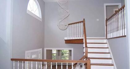 Luxurious 4-bedroom house with an outdoor pool 25 mins from the Hamptons