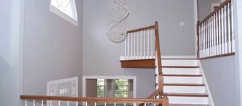 Luxurious 4-bedroom house with an outdoor pool 25 mins from the Hamptons
