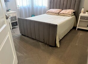 Iron/ironing board, WiFi, bed sheets - Luxurious  4-bedroom house with an outdoor pool 25 mins from the Hamptons (Port Jefferson Station)