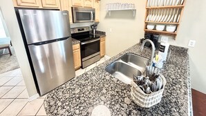 Wasserkocher mit Kaffee-/Teezubehör, Kühlschrank, Mikrowelle, Ofen