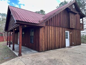 Exterior - Beautiful 3-bed 2-bath Cabin with a balcony and private porch (Collins)