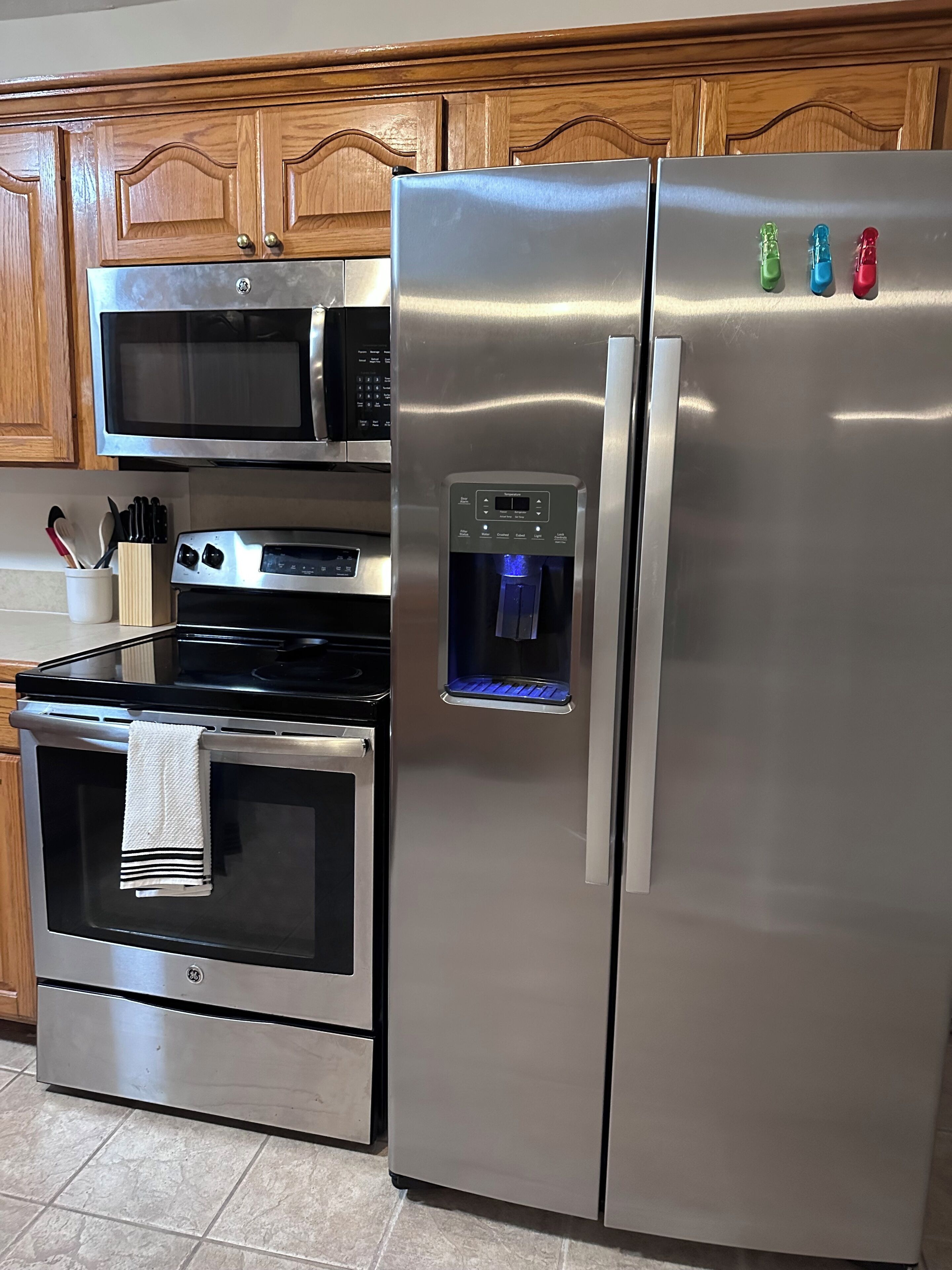 Refrigerador, microondas, horno y parrilla de estufa 