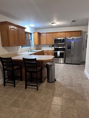 Een koelkast, een magnetron, een oven, een kookplaat