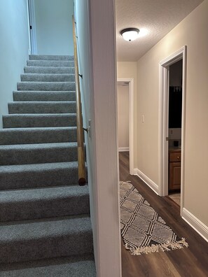 Interior - Beautiful 3-bed 2-bath Cabin with a balcony and private porch (Collins)