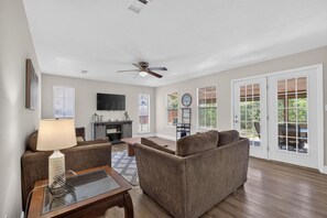 Living area - Beautiful 3-bed 2-bath Cabin with a balcony and private porch (Collins)