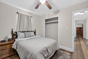 Room - Beautiful 3-bed 2-bath Cabin with a balcony and private porch (Collins)
