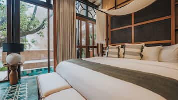 Cofres nos quartos, escrivaninha, cortinas blackout