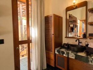 Klassieke kamer | Badkamer | Een haardroger, badjassen, handdoeken, zeep