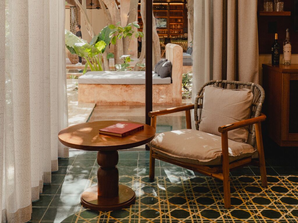 Garden Junior Suite with plunge pool | Woonruimte | Een 45-inch smart-tv met digitale zenders