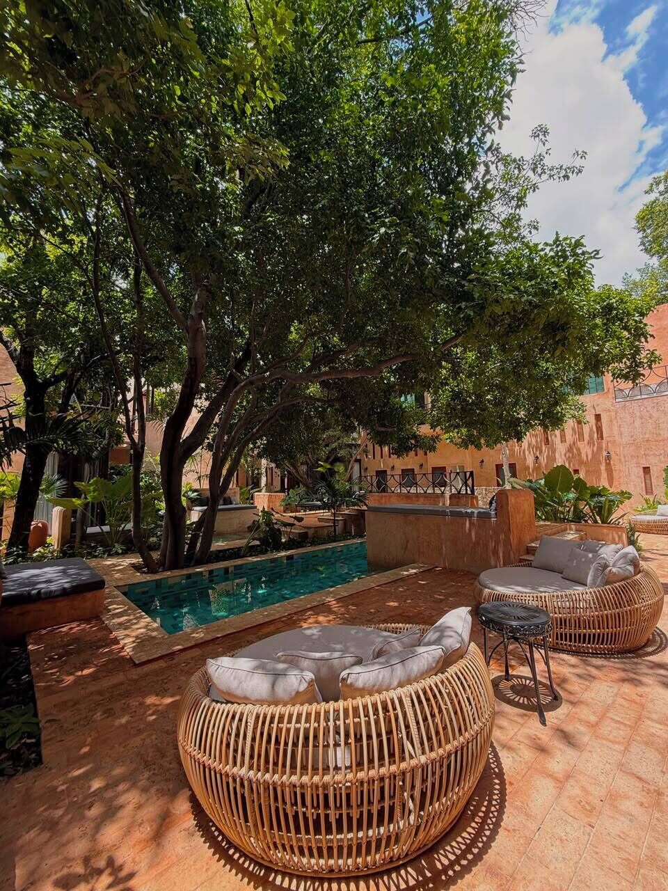 4 outdoor pools, pool loungers