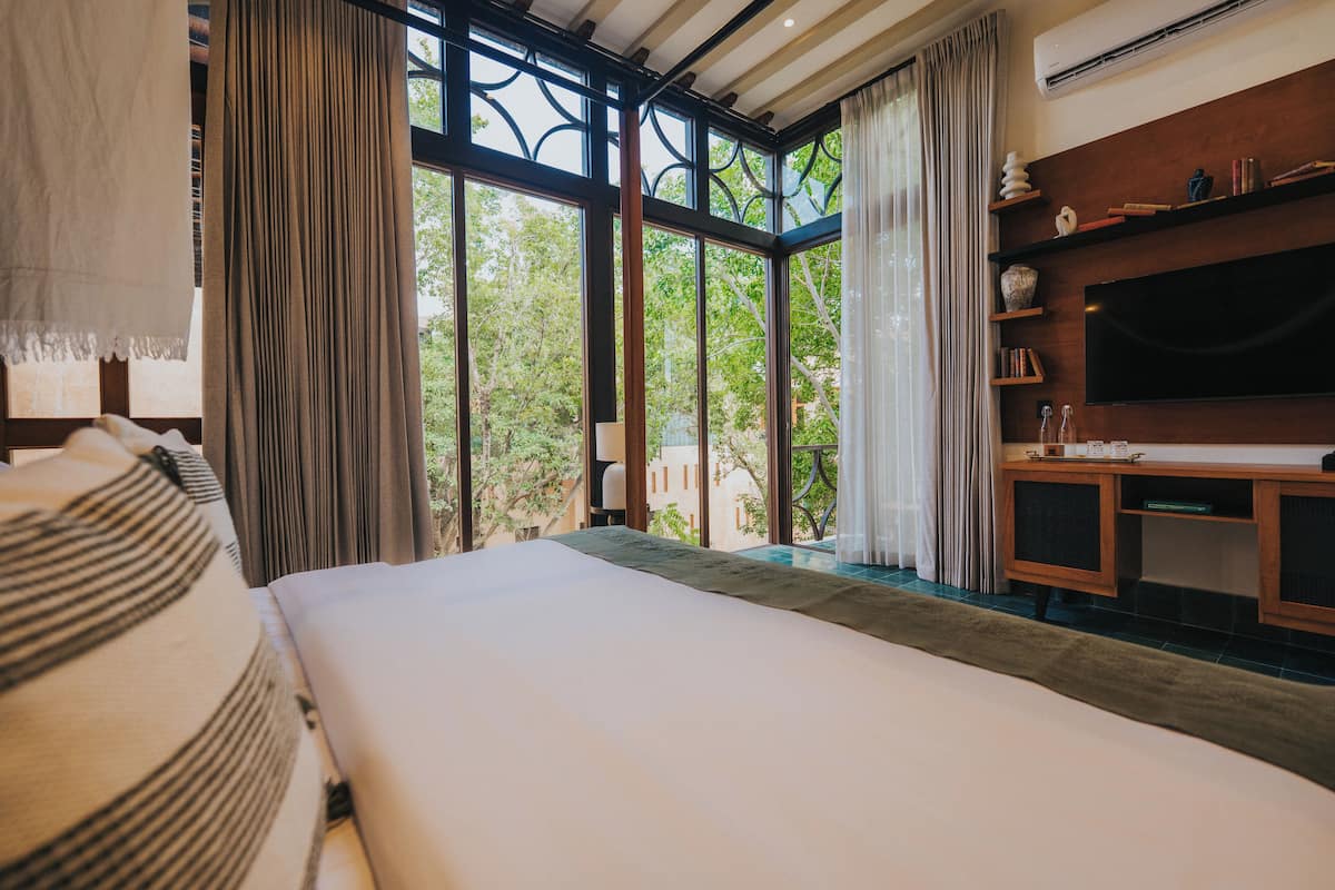 Junior Suite with Balcony Garden view | Minibar, in-room safe, blackout drapes, iron/ironing board