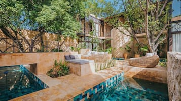 Piscina all'aperto, lettini