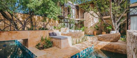 Ulkouima-allas, aurinkotuoleja