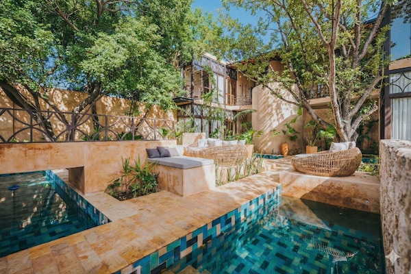 4 outdoor pools, sun loungers