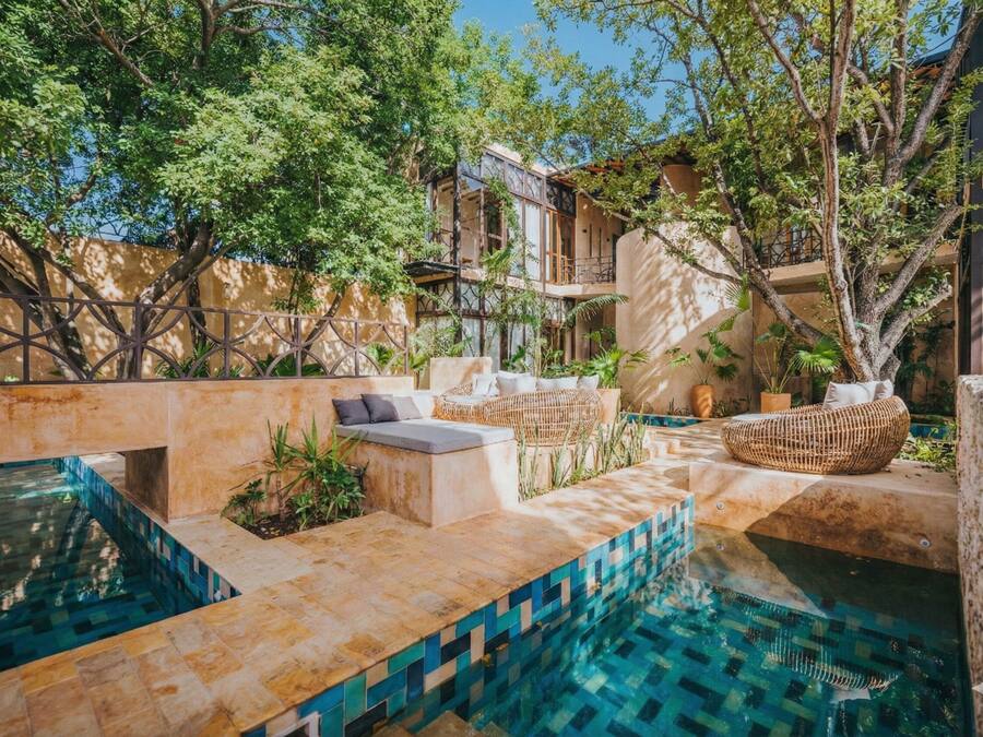 4 outdoor pools, sun loungers