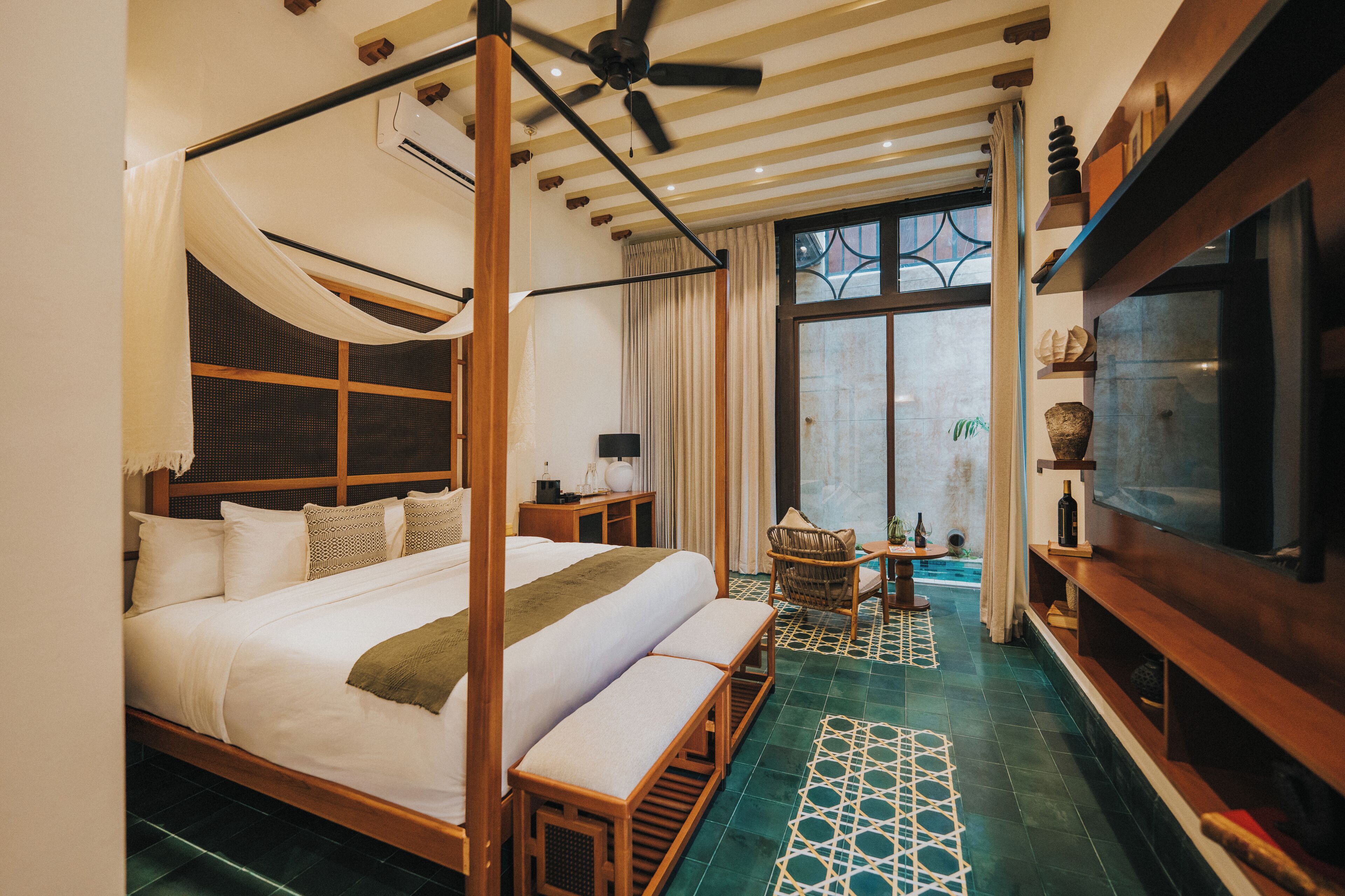 ميني بار وخزنة داخل الغرفة وستائر تعتيم ومكواة/لوح كي