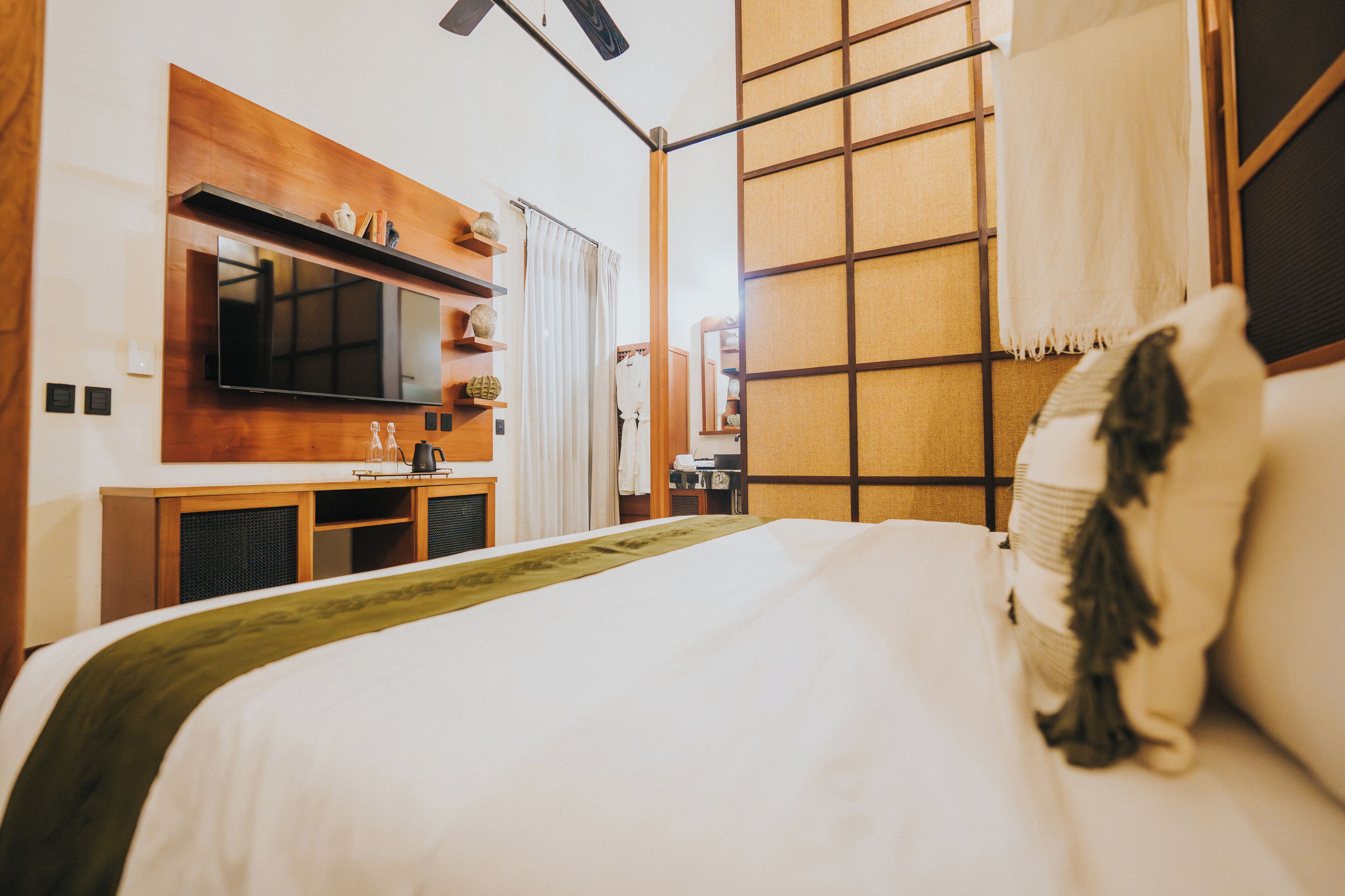 Classic Room King | Minibar (some free items), in-room safe, blackout drapes