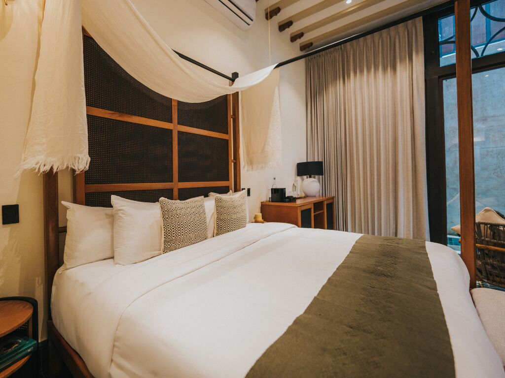 Deluxe kamer | Een minibar, een kluis op de kamer, verduisterende gordijnen