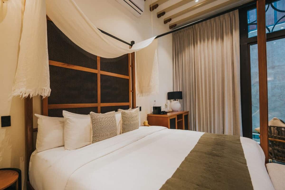 Minibar, caja de seguridad en la habitación y cortinas blackout