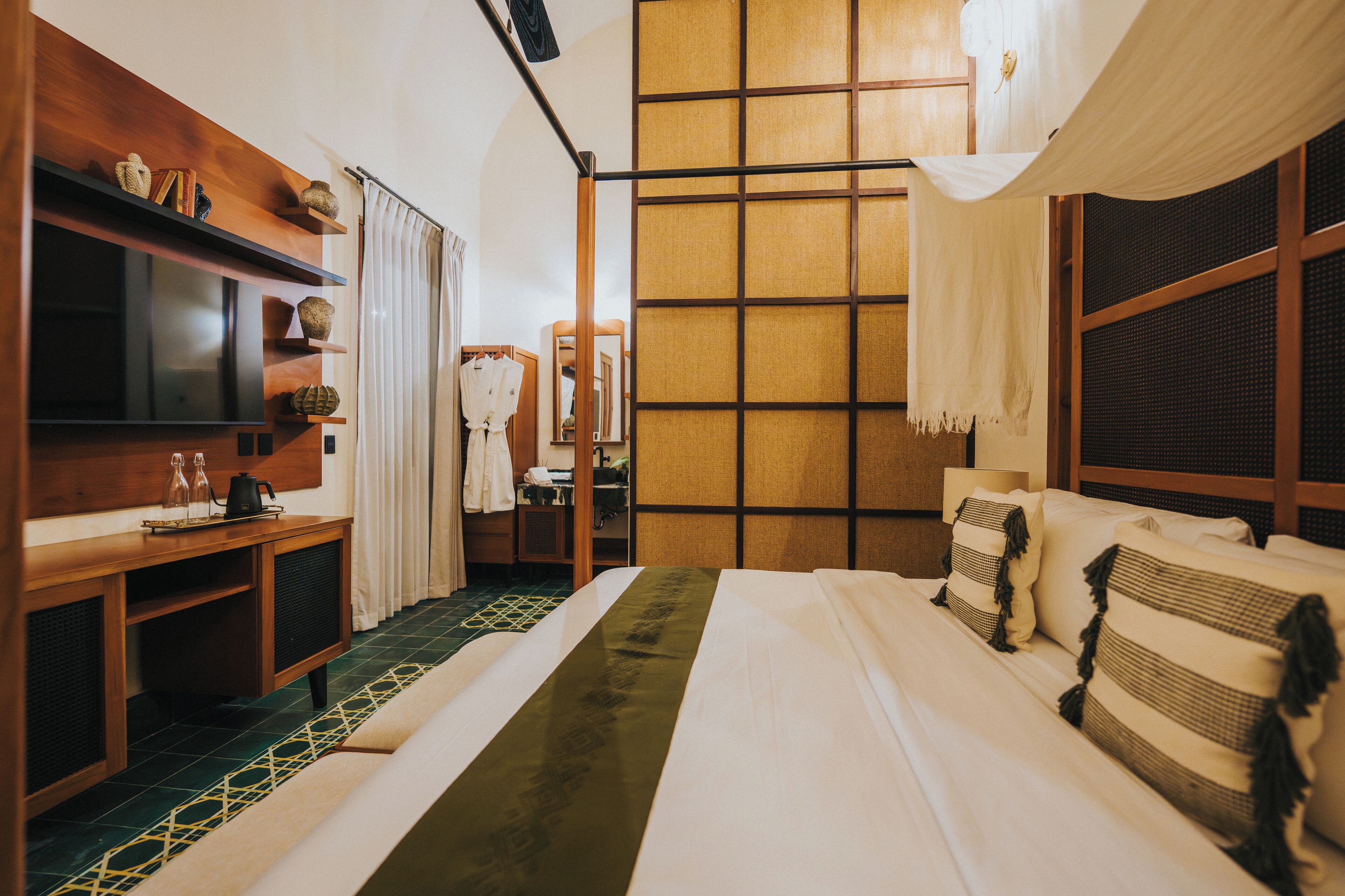 ميني بار وخزنة داخل الغرفة وستائر تعتيم ومكواة/لوح كي