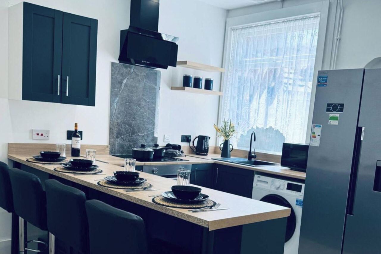 Kühlschrank, Mikrowelle, Ofen, Herdplatte