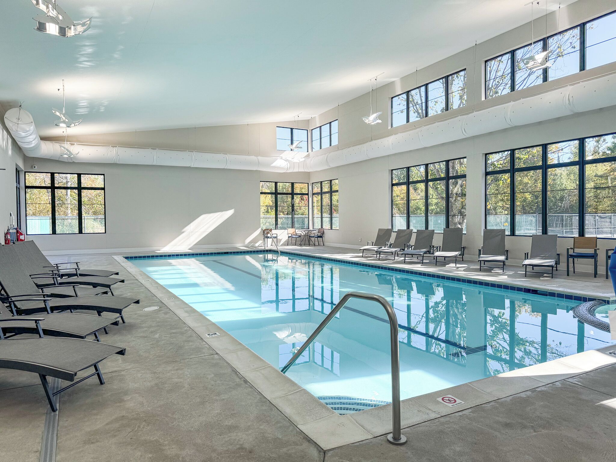 Een binnenzwembad, een verwarmd zwembad