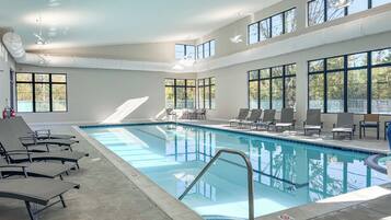 Een binnenzwembad, een verwarmd zwembad