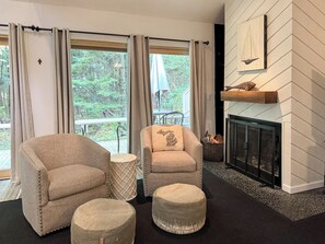 Smart TV, chimenea, libros