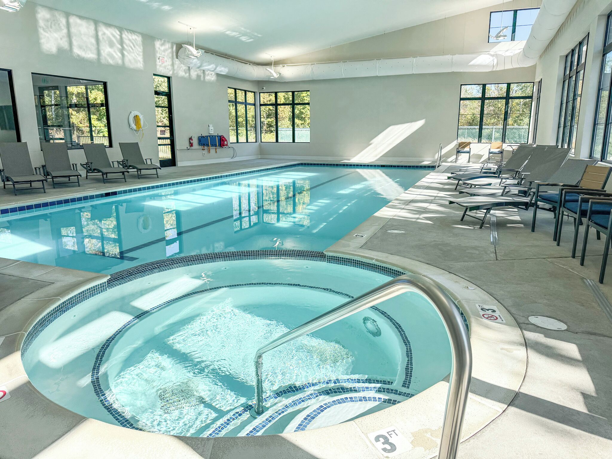 Innendørsbasseng og et oppvarmet basseng