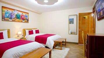 Deluxe trippelrum | Skrivbord, arbetsyta för laptop, gratis wi-fi och sängkläder