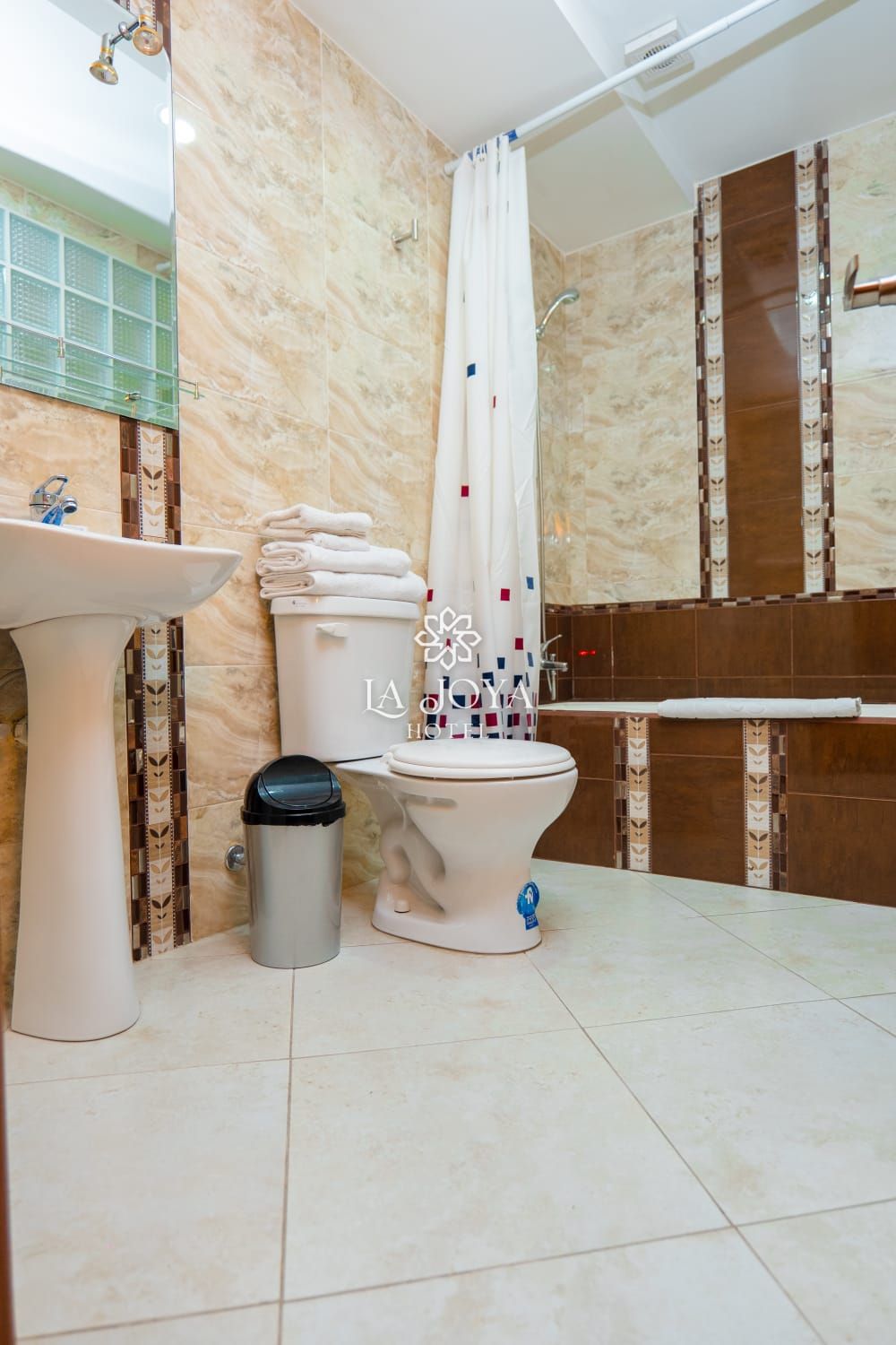 Ein Badezimmer mit Waschbecken, Toilette und Duschbereich.