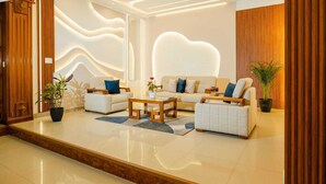 A modern living room with a sofa set, a coffee table, and decorative plants. - HOTEL LA JOYA (Otavalo)