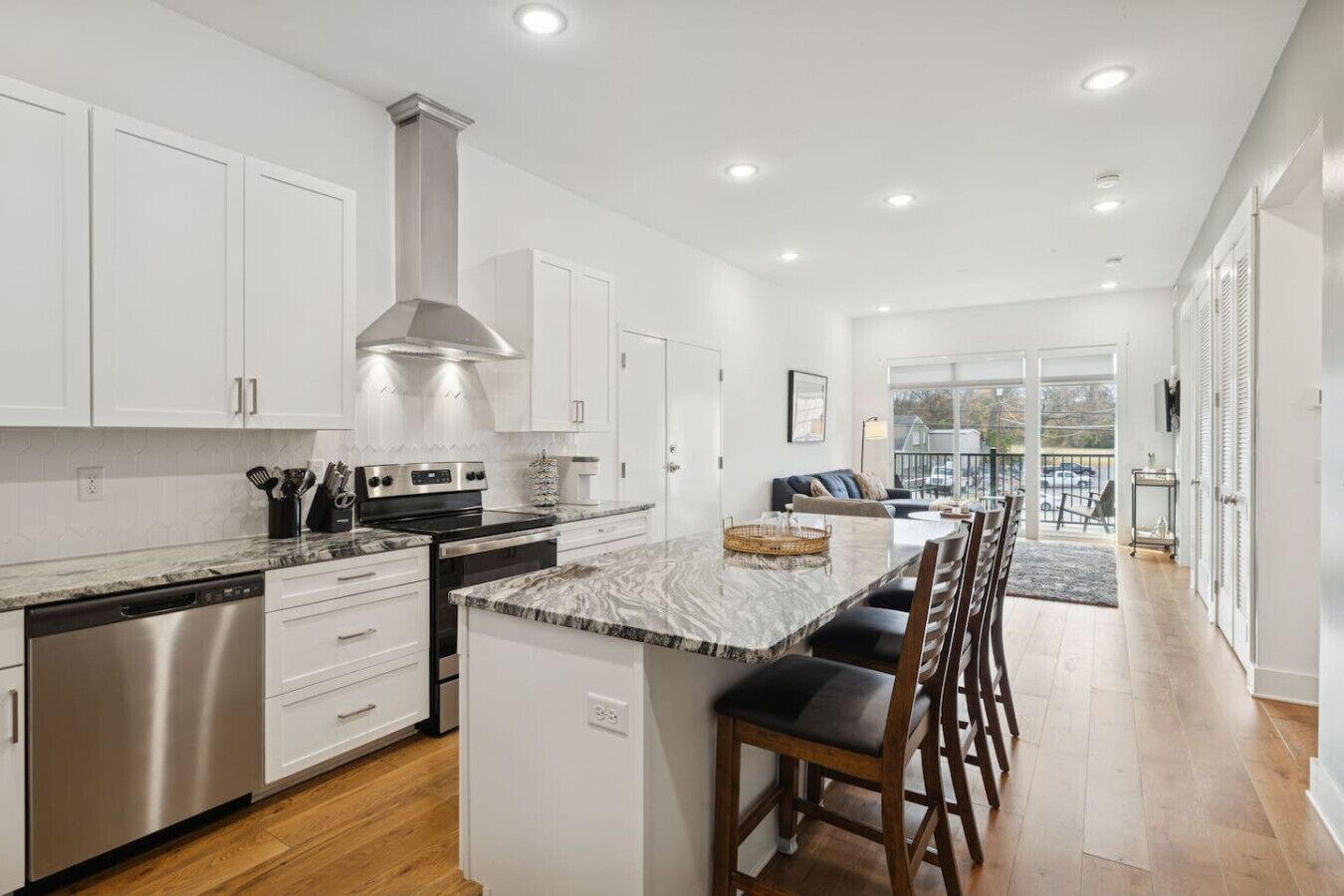 Kylskåp, mikrovågsugn, ugn och spishäll