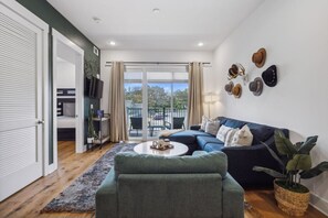 6 bedrooms, desk, iron/ironing board, free WiFi - Whiskey Town, Two Condos, Great for Groups - Sleeps 20! (Nashville)
