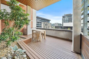 Outdoor dining - 5min stroll to QPAC & Southbank with free parking (South Brisbane)