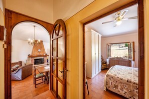 A room with a bed, a desk, and a fireplace. - Tuscany Apt Marco Private Pool&Tennis 6, Loro Ciuffenna, Italy (Loro Ciuffenna)