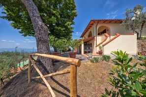 A building with a white facade and red roof, surrounded by trees and a clear sky. - Tuscany Apt Marta Private Pool&Tennis 6, Loro Ciuffenna, Italy (Loro Ciuffenna)
