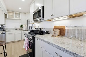 Fridge, microwave, oven, stovetop - Serene 3-bedroom house in Redondo Beach perfect for relaxing stays (Redondo Beach)