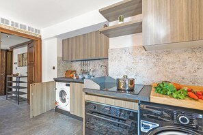 Fridge, oven, stovetop, cookware/dishes/utensils - Appartamento Nube Di Argento, Sestriere, Italy (Sestriere)