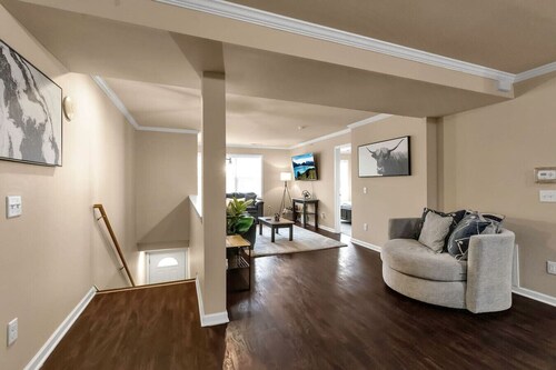 Spacious 3 bed/3 bath apartment near airport/UB