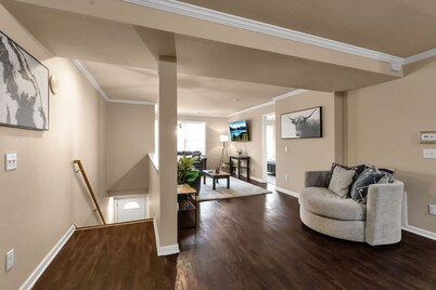 Spacious 3 bed/3 bath apartment near airport/UB