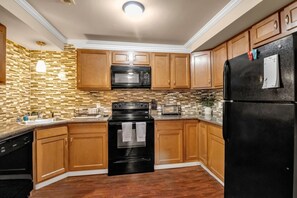 Fridge, microwave, oven, stovetop - Spacious 3 bed/3 bath  Apartment No stairs (Buffalo)
