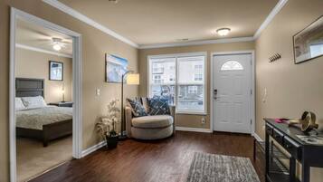 Een bureau, een strijkplank/strijkijzer, wifi, beddengoed